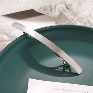 Barrette à cheveux minimaliste en métal argent mat avec ressort sur plat vert