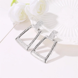 Boucles d'oreilles géométriques argentées minimalistes avec double rectangle et fini martelé