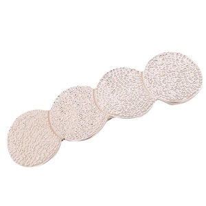 Pince à cheveux dorée mate avec quatre cercles géométriques texturés superposés
