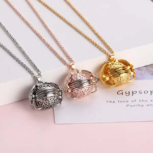 Bolvormige uitvouwbare meerlaagse fotomedaillon in goud, zilver en roségoud kleur
