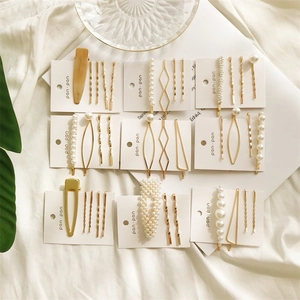 Ensemble de 4 barrettes à perles élégantes dorées et perles blanches sur fond esthétique