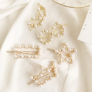 Set di 5 fermagli per capelli con perle a forma di luna e stelle su seta beige