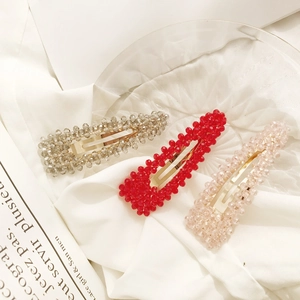 Lot de trois barrettes à cheveux en perles de cristal en gris, rouge et rose sur soie