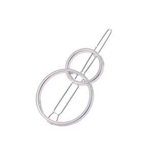 Vue détaillée d'une barrette à cheveux argentée géométrique à double cercle en métal