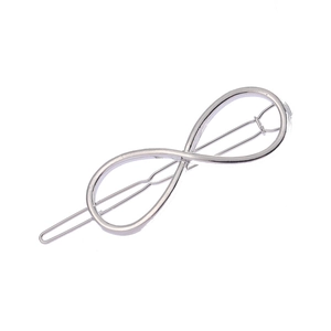 Gros plan d'une pince à cheveux argentée en forme d'infini avec une finition polie