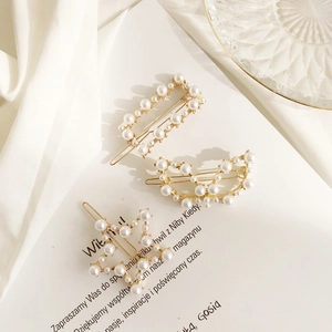 Set di tre fermagli per capelli dorati con perle bianche in forme geometriche e stelle