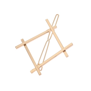 Détail d'une barrette géométrique rectangulaire dorée minimaliste avec finition polie