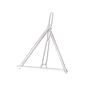Détail de la pince à cheveux géométrique en métal argenté avec triangle évidé