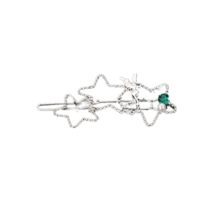 Détail de la pince à cheveux étoile argentée ornée de cristal vert et de perles blanches