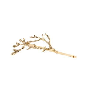 Barrette à cheveux élégante en forme de branche dorée avec texture sur fond blanc