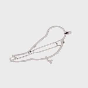 Minimalistische silberne Haarspange in Vogelform aus hohlem Metall mit Glanz-Finish