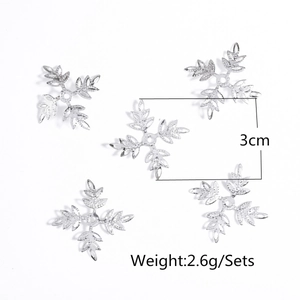 Set of five 3cm silver snowflake hair clips with weight specs on white background