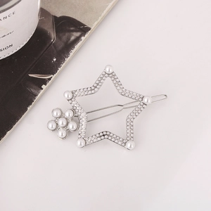 Détail d'une pince à cheveux en forme d'étoile avec perles et monture en argent