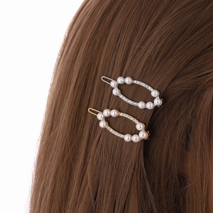 Elegante geometrische ovale Haarspangen mit Perlen und Strass auf braunem Haar