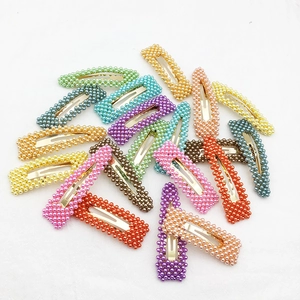 Set di fermagli per capelli con perle colorate e base in metallo dorato per donne