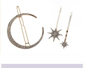 Dettaglio del set di fermagli per capelli in argento con cristalli e motivi a stella