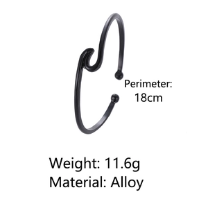Détail d'un bracelet manchette vague en alliage noir de 18 cm de circonférence et 11,6 g
