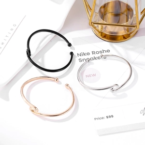Bracelet jonc ouvert à vagues minimaliste avec nœud tordu en noir argent et or rose
