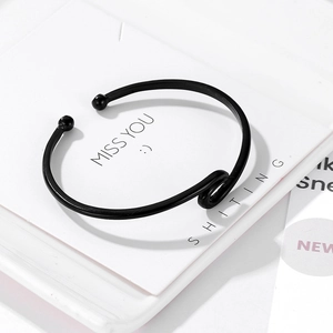 Bracelet manchette noir minimaliste avec un design torsadé élégant pour femmes
