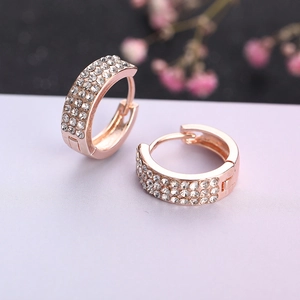 Boucles d'oreilles créoles dorées à l'or rose avec trois rangées de zircons brillants