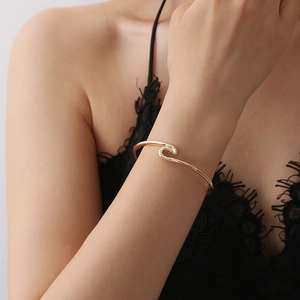 Bracelet Jonc Ouvert en Vague d'Alliage Minimaliste pour Femme Bracelet de Manchette en Métal Torsadé Élégant Or Argent Noir Bijoux Cadeau