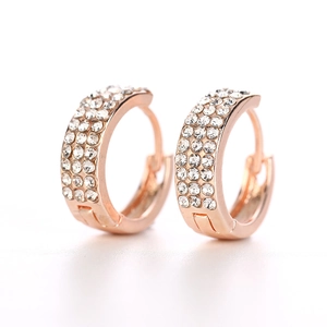Boucles d'oreilles huggies or rose avec pavé de trois rangées de zircons clairs
