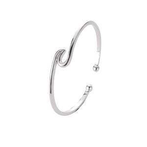 Bracelet jonc argenté ondulé avec sphères dans un style moderne et minimaliste
