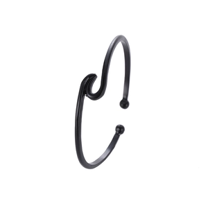 Détail d'un bracelet jonc vague noir avec embouts sphériques et fini mat