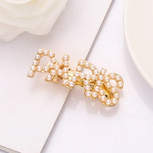 Barrette dorée PARIS avec perles blanches élégantes sur un fond blanc minimaliste épuré