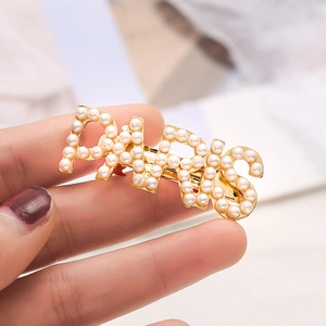 Barrette à cheveux lettre Paris en métal doré avec perles blanches pour un style élégant