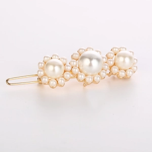 Detailansicht der dreifachen Perlenblumen-Haarklammer mit einer goldfarbenen Legierung