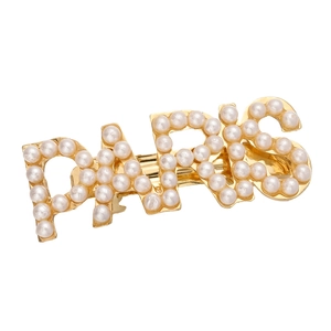 Barrette dorée élégante ornée de perles blanches formant le mot PARIS pour femme