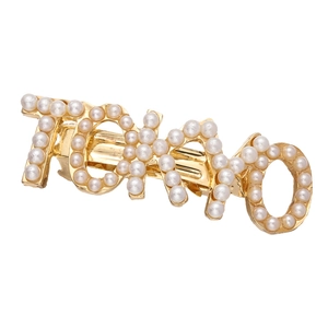 Eleganter goldener Haarclip mit weißen Perlen, die TOKYO im Vintage-Stil bilden