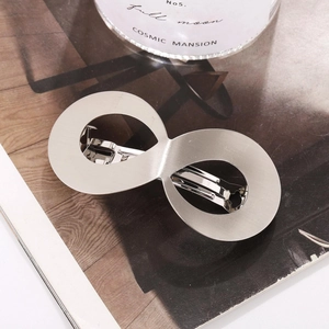 Pince à cheveux Infinity en métal argenté avec finition brossée mate au style minimaliste