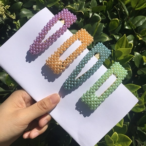 Set di quattro fermagli per capelli con perle colorate viola, arancione, blu e verde oro