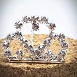 Vue macro d'un peigne à cheveux en forme de couronne argentée avec des strass brillants