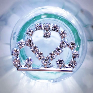 Gros plan d'un accessoire de cheveux en forme de couronne avec des strass étincelants