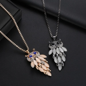Collana lunga con ciondolo a civetta alla moda con pietra opale e strass in oro e argento