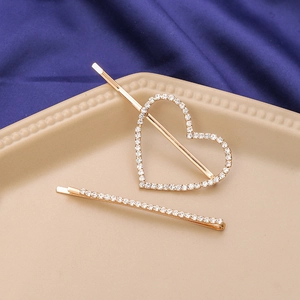 Elegantes 2-teiliges Haarklammer-Set mit Strassherz und Stab auf einem Keramiktablett