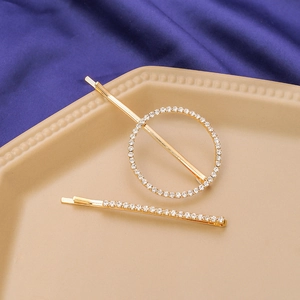 Ensemble élégant de 2 barrettes dorées avec strass sur velours bleu profond