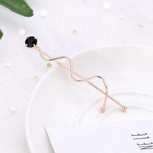 Fermaglio per capelli a onde in oro rosa con strass nero e finitura lucida