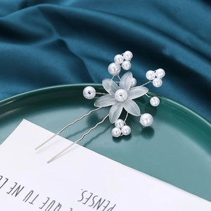 Elegant bridal hair pin with white pearls, frosted flower petals and U-shaped metal fork