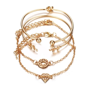 Ensemble détaillé de bracelets et joncs dorés avec motifs feuilles et géométriques