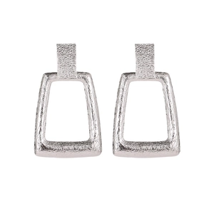 Orecchini a perno geometrici a trapezio argento con finitura martellata materica