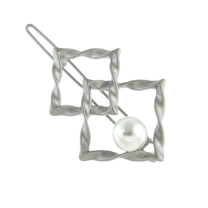 Barrette à cheveux géométrique torsadée au fini argent mat avec détail de perle blanche