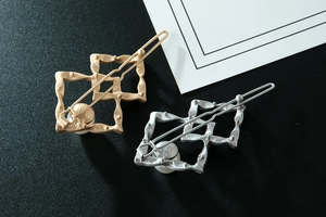 Détails de barrettes géométriques dorées et argentées mates avec perles blanches nacrées