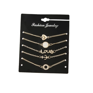 Vista dettagliata del set di 5 bracciali dorati con ciondoli a cuore, Love e ancora
