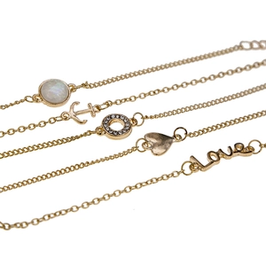 Dettaglio del set di 5 braccialetti dorati con ciondoli ad ancora, love e a cuore