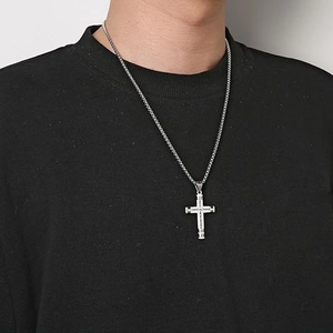 Primer plano del collar de cruz para hombre en acero inoxidable con grabado motivacional