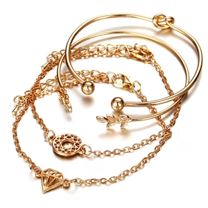 Ensemble de quatre bracelets dorés avec motif de feuilles et pendentifs géométriques
